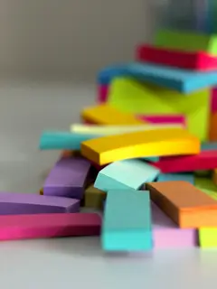 Pila de notas adhesivas de colores