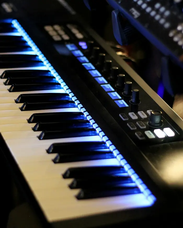 Teclado con luz azul sobre las teclas, en la penumbra