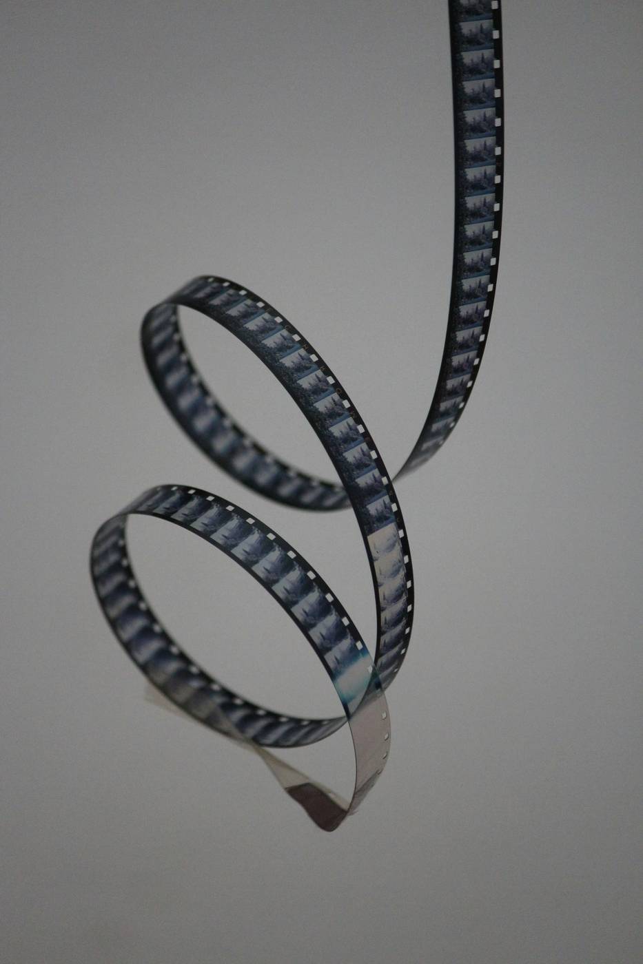 Cinta de película en espiral sobre un fondo gris