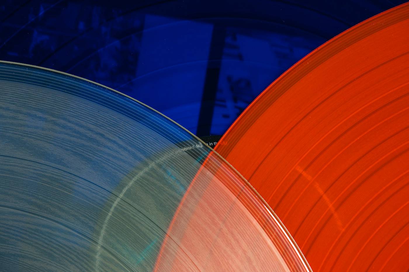 Discos de vinilo translúcidos, azul y rojo