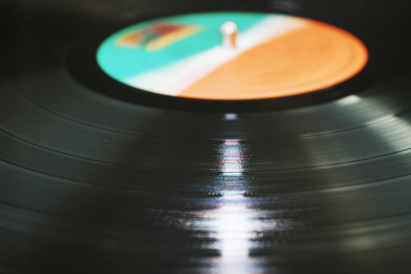 Primer plano de un disco de vinilo girando