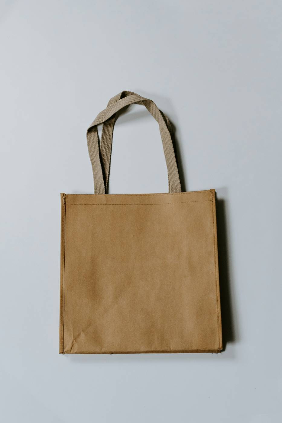Bolsa de papel kraft colgada de una pared gris azulada