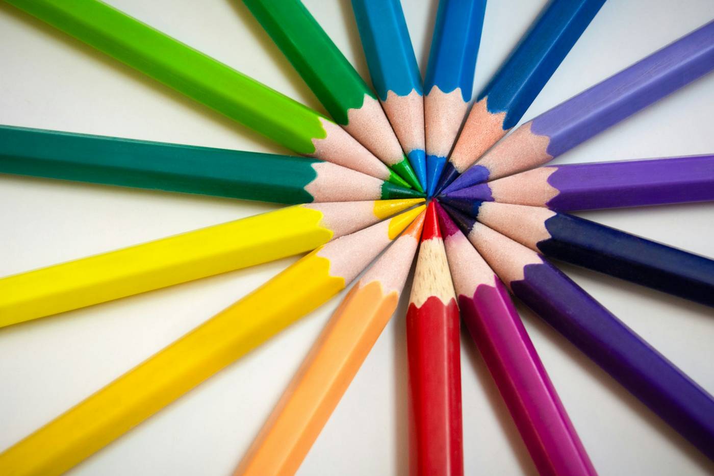 Lápices de colores dispuestos en círculo
