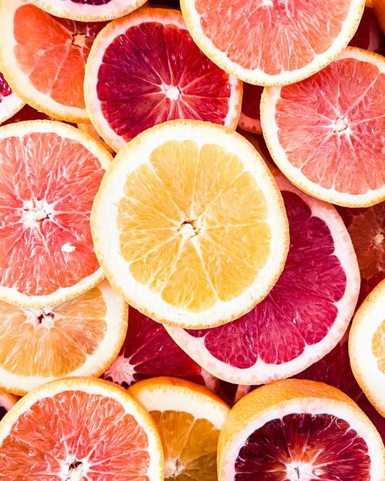 Pomelos, naranjas y limones cortados, vistos desde arriba
