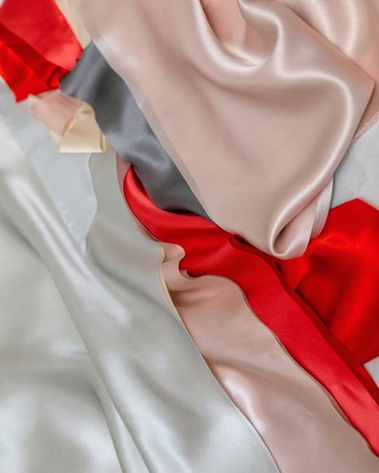 Telas de seda rosa, blanca y roja revueltas