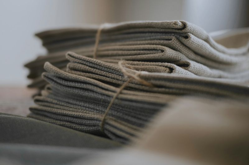 Pilas de paños de lino gris atados con cordel