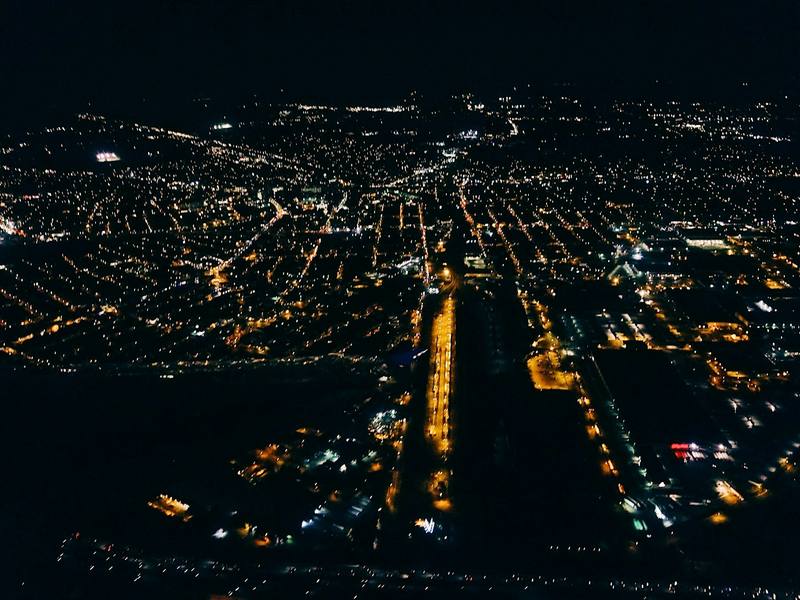 Luces dispersas sobre una extensión oscura vista desde el aire