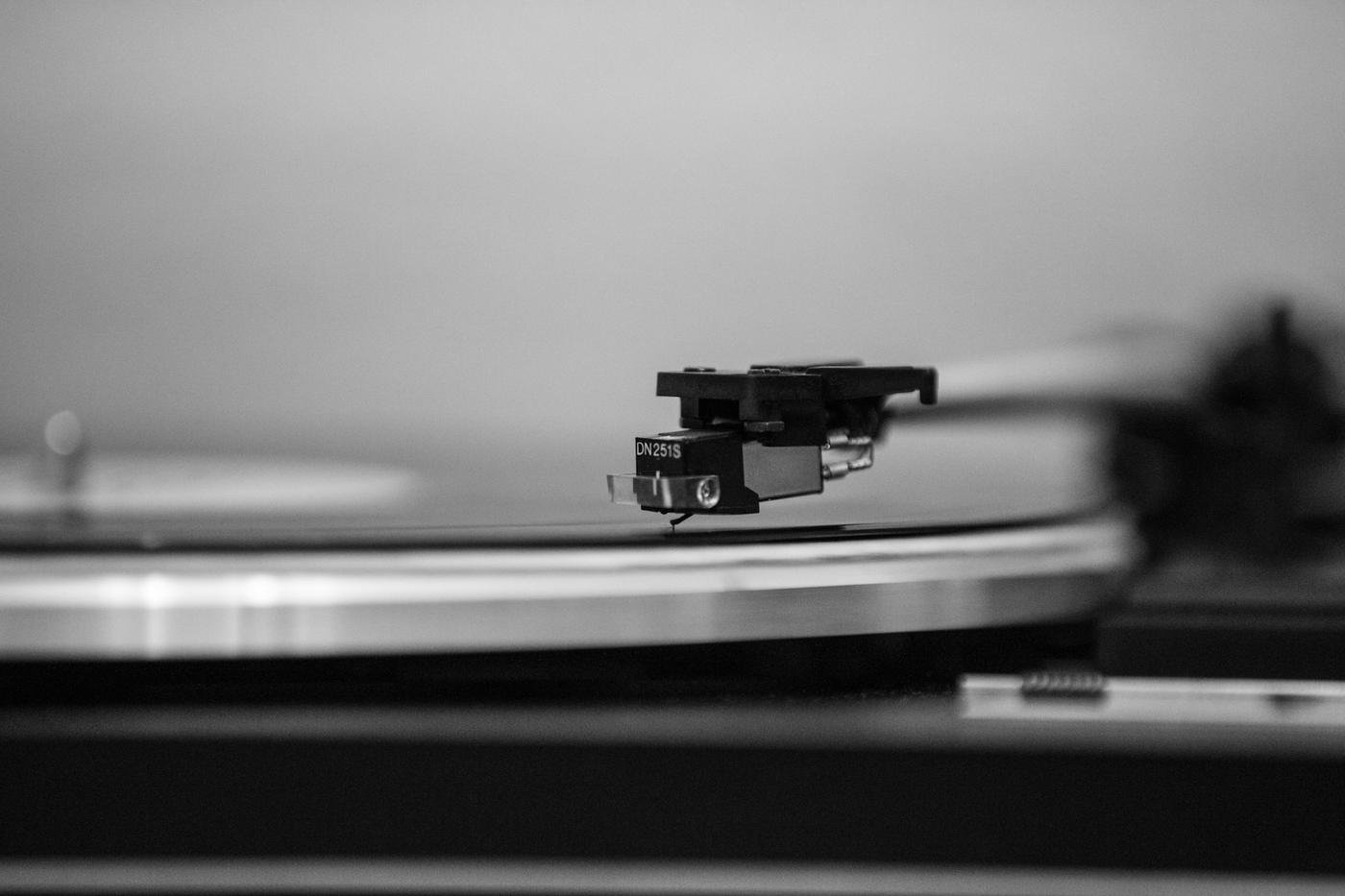 Tocadiscos con la aguja sobre el disco, en blanco y negro