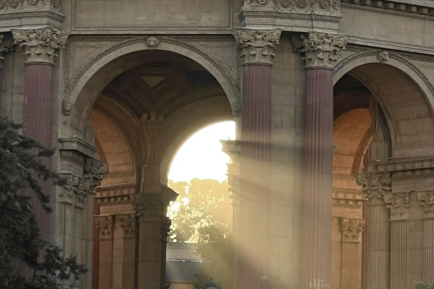 Arcos de piedra con rayos de luz