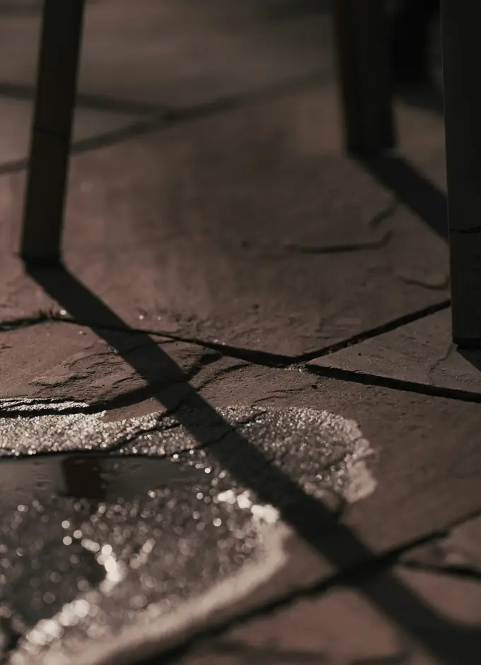 Losa de piedra agrietada con sombras largas