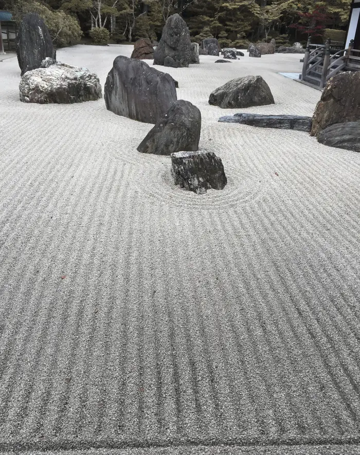 Rocas sobre grava rastrillada