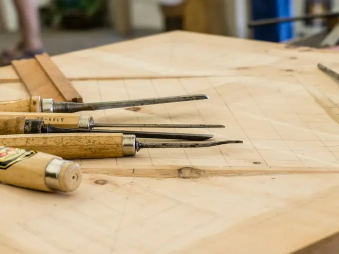 Gubias y cinceles sobre una tabla de madera clara