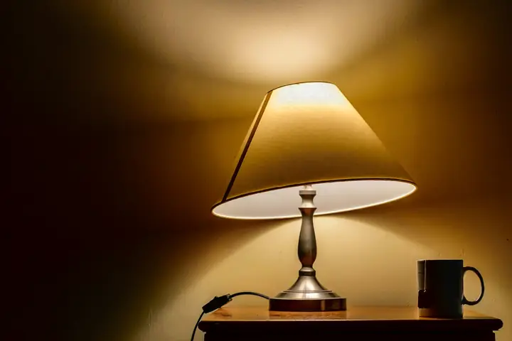 Lámpara de mesa de pantalla cónica con luz cálida