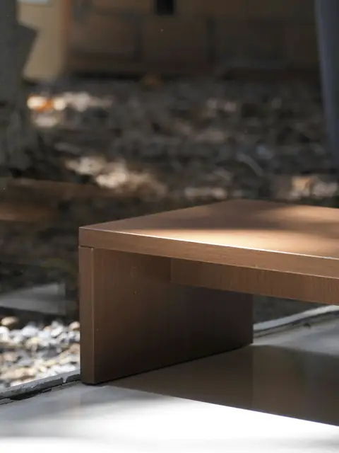 Banca de madera con luz de tarde y el fondo desenfocado