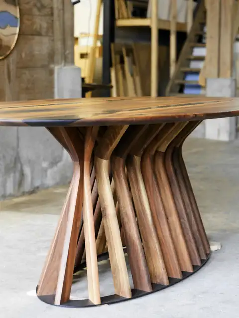 Base escultórica de una mesa de madera, hecha de listones