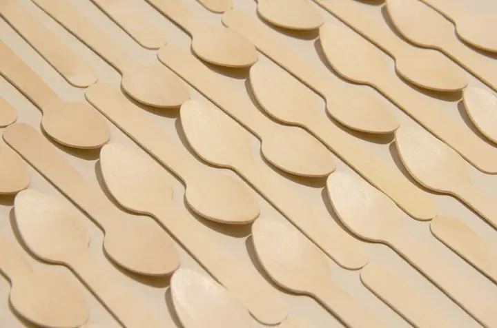 Cucharas de madera clara dispuestas en un patrón