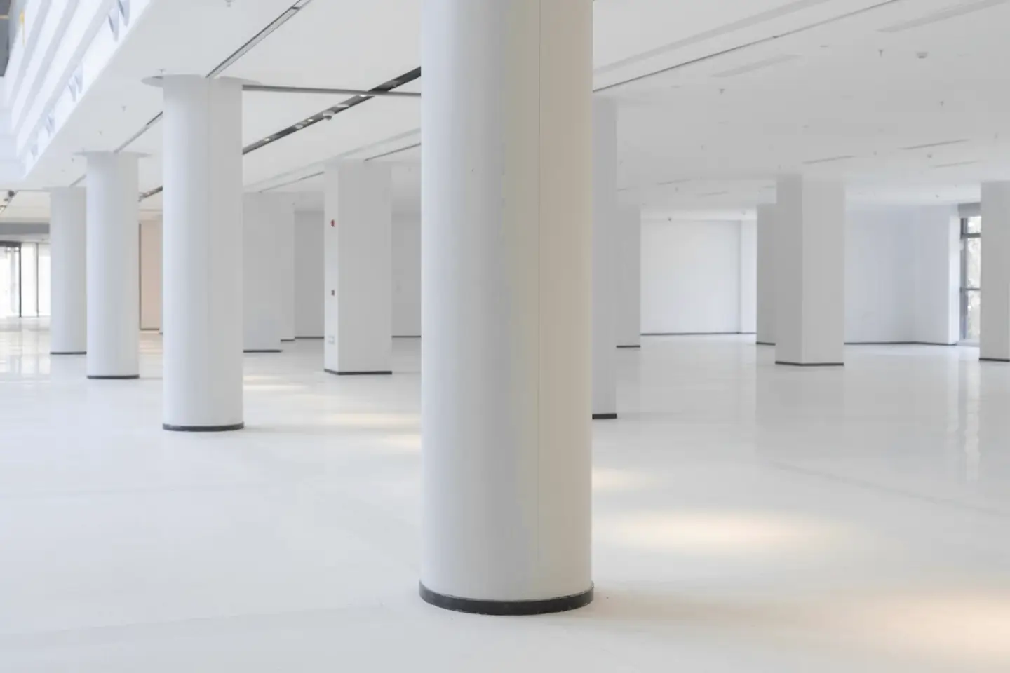 Sala blanca de columnas altas y suelo claro