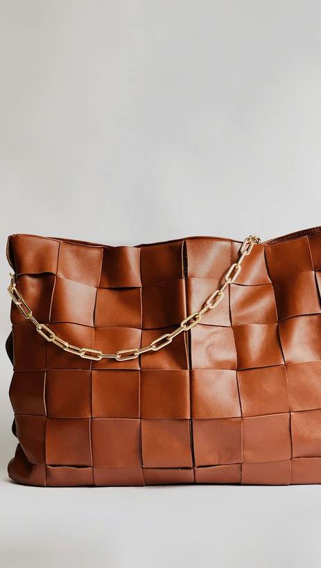Bolso de cuero trenzado con una cadena dorada