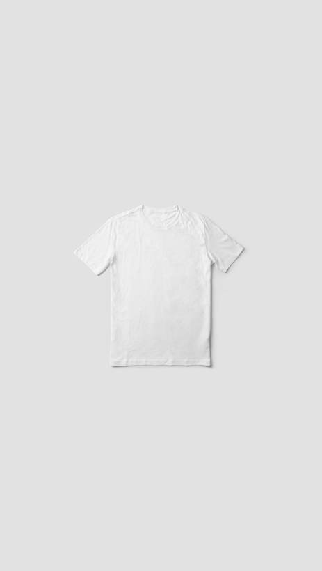 Camiseta blanca extendida sobre un fondo gris claro