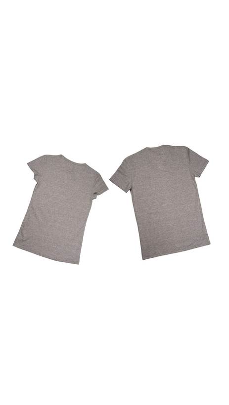 Dos camisetas grises extendidas, una de frente y otra de espaldas