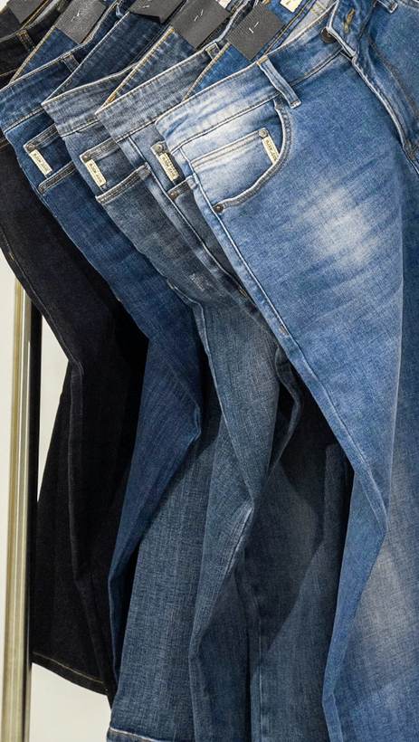 Pantalones de mezclilla azul colgados de una barra