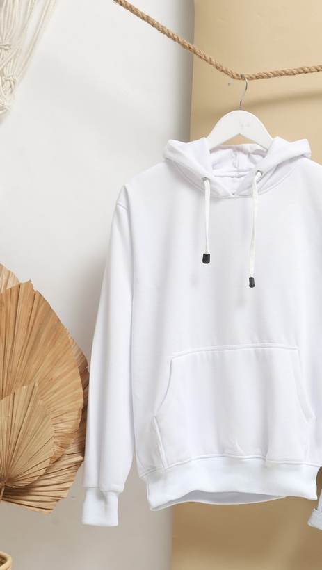 Sudadera blanca con capucha colgada de una cuerda