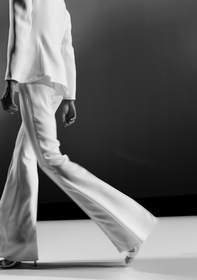Pantalones anchos blancos en movimiento, en blanco y negro