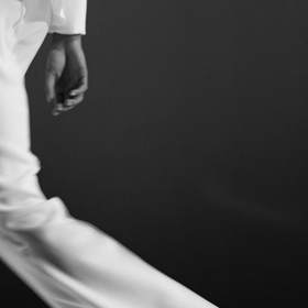 Pantalones anchos blancos en movimiento, en blanco y negro