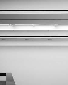 Sala de exposiciones vacía con luz de tragaluz