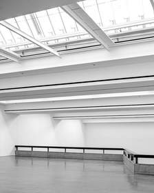 Sala amplia con tragaluz y suelo pulido
