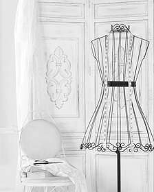 Maniquí de alambre en una sala blanca