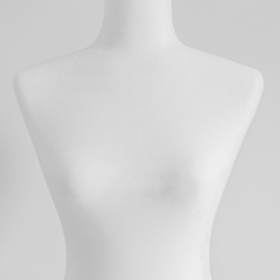 Maniquí de costura blanco sobre un fondo gris claro