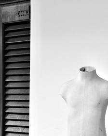 Torso de maniquí crudo junto a una pared blanca
