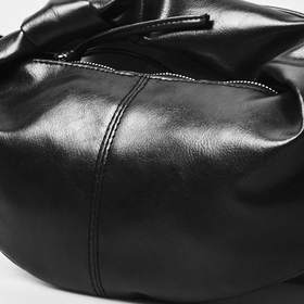 Bolso de cuero negro sobre un fondo blanco