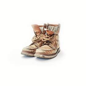 Par de botas de trabajo desgastadas sobre fondo blanco