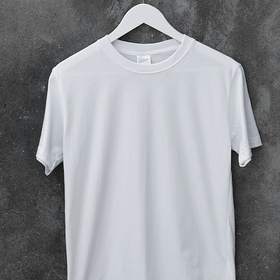 Camiseta blanca colgada de una percha sobre una pared de cemento