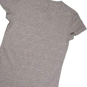 Dos camisetas grises extendidas, una de frente y otra de espaldas