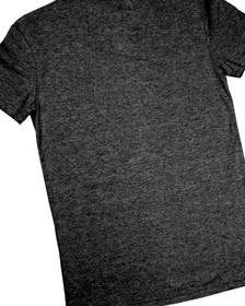 Dos camisetas grises extendidas, una de frente y otra de espaldas