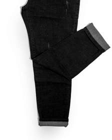 Pantalón de mezclilla negra doblado sobre un fondo gris