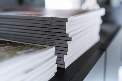 Revistas apiladas sobre un estante negro
