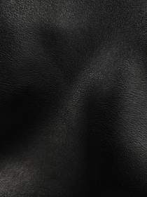 Cuero negro con pliegues suaves