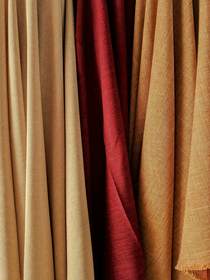Cortinas de tela en camel y rojo con caída vertical