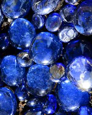Piedras azules pulidas, apiladas.