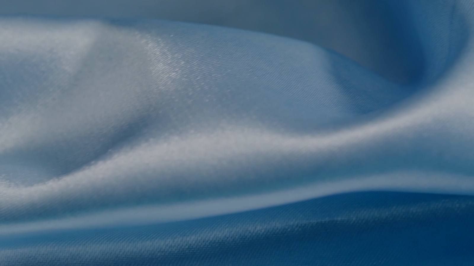 Raso azul profundo con pliegues amplios