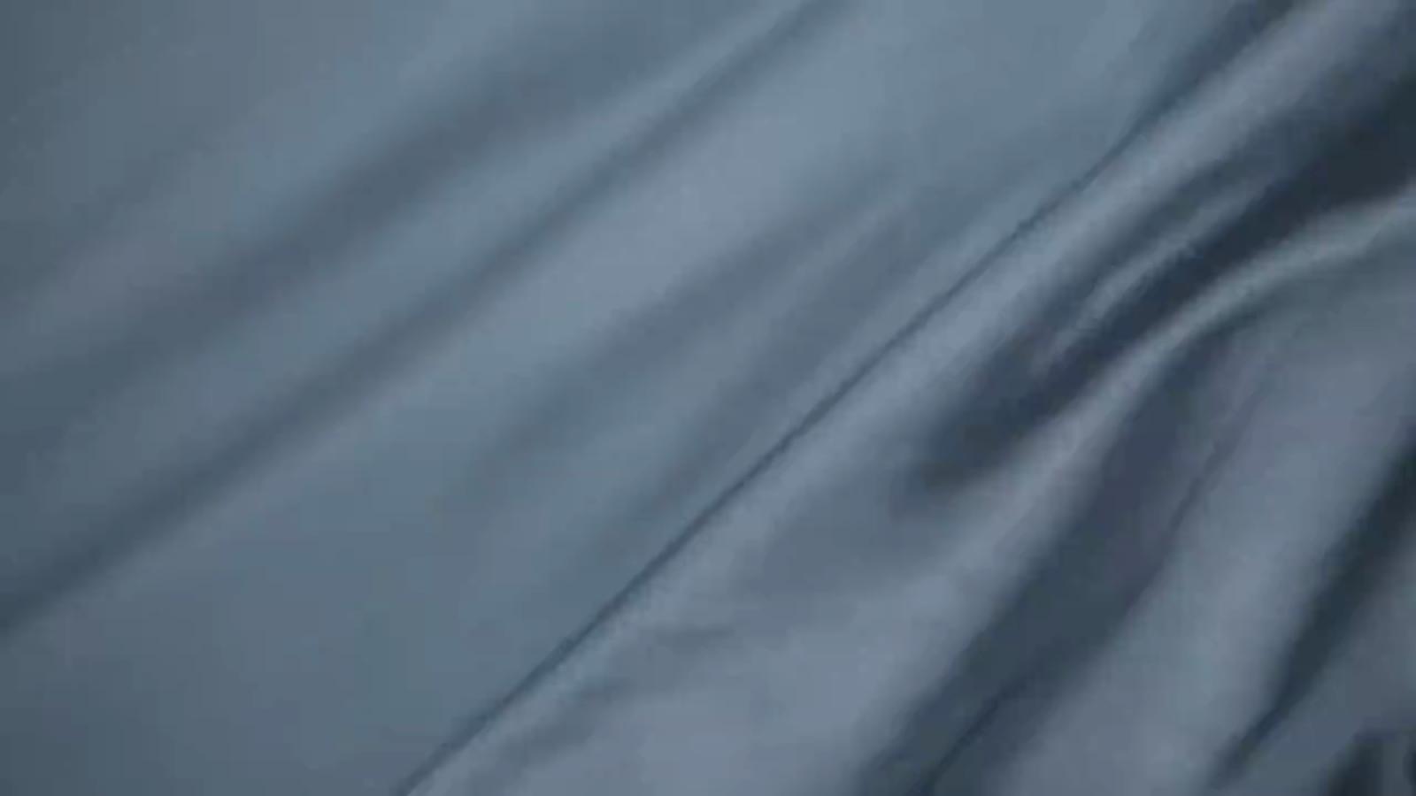 Raso gris azulado que ondula lentamente