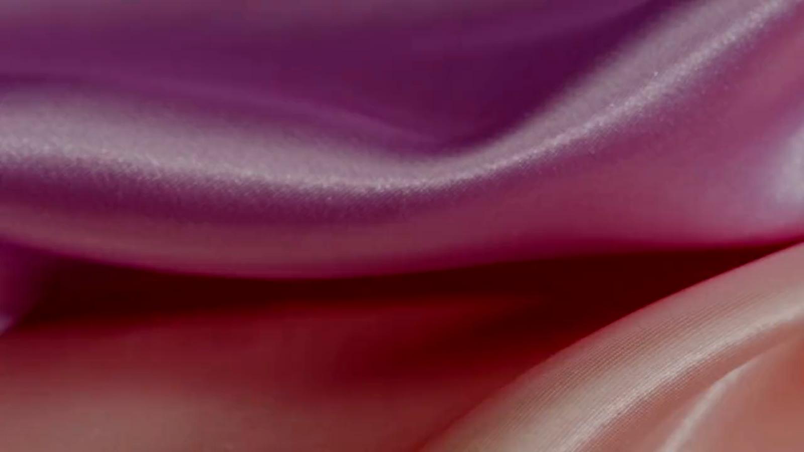Raso color frambuesa con pliegues que brillan