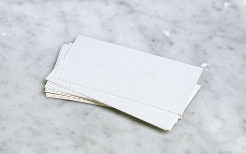 Tarjetas blancas en blanco apiladas sobre mármol