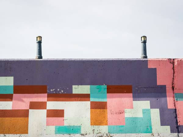 Muro con un mural de bloques de colores geométricos