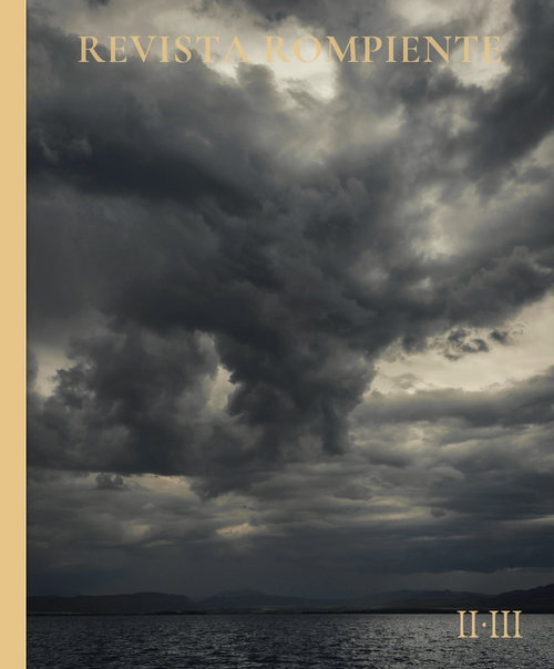 Una enorme nube de tormenta gris sobre un mar oscuro