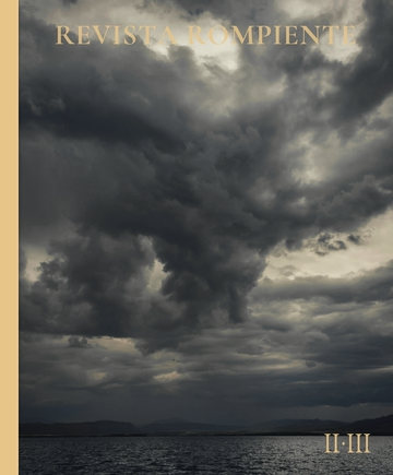 Una enorme nube de tormenta gris sobre un mar oscuro